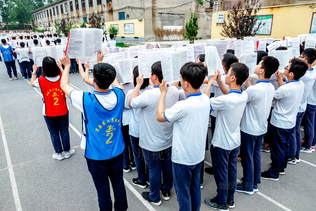 河南省滑縣第二高級中學的1200名餘名高三學生在操場上晨讀,備戰高考