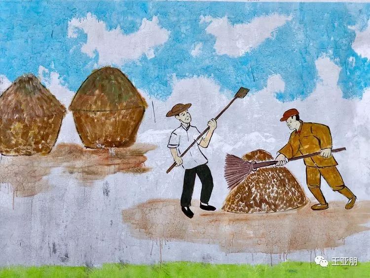 当时驻扎在杨岗村的解放军为村民做家务,农忙时帮助群众干农活.