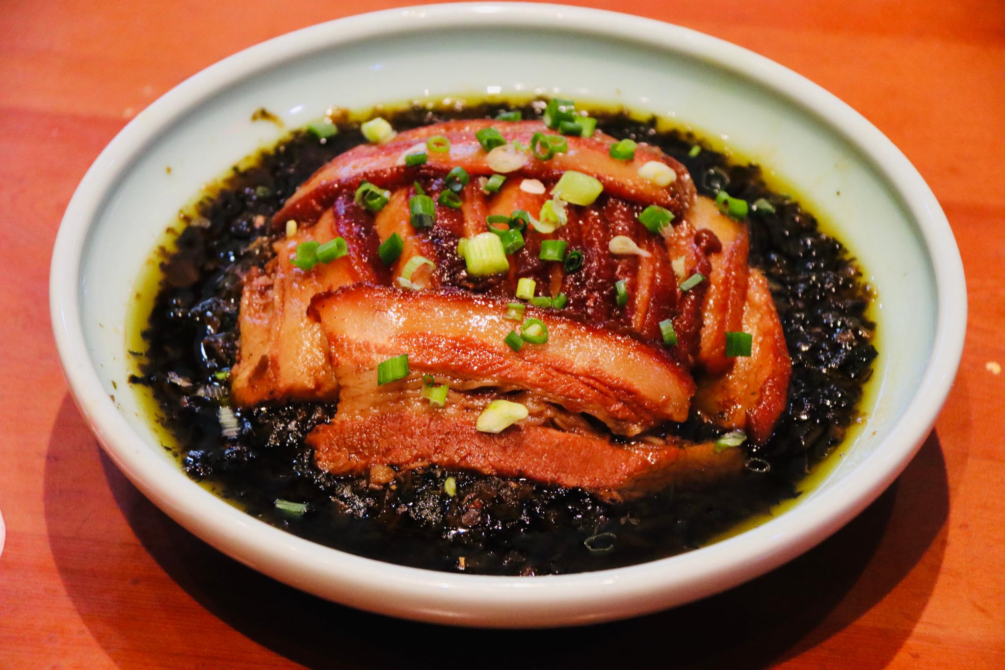 芽菜扣肉,鲜香浓郁小铁板嫩蛋香菇盒