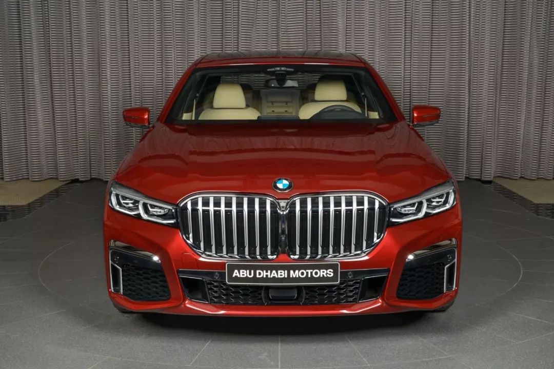 不只有黑色才能彰显气场宝马新7系配砂金石红色车漆