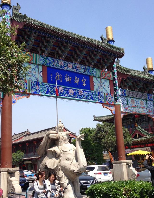 南起新街口,北至五朝门,全长400多米.