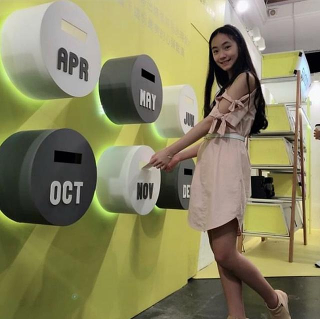 lily如今才只有11岁半,然则已经蜕变成白天鹅,颜值上升了不是一丁半点