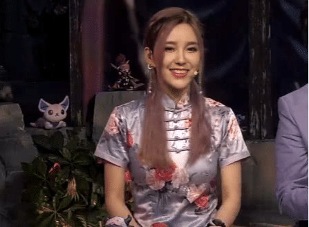 rita解说msi比赛,每天不重样:点赞旗袍,迷人又可爱