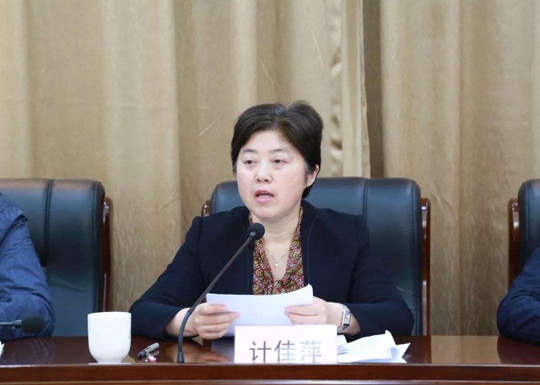 会上,副区长何国清作了关于成品油市场管理工作情况的汇报,区人大