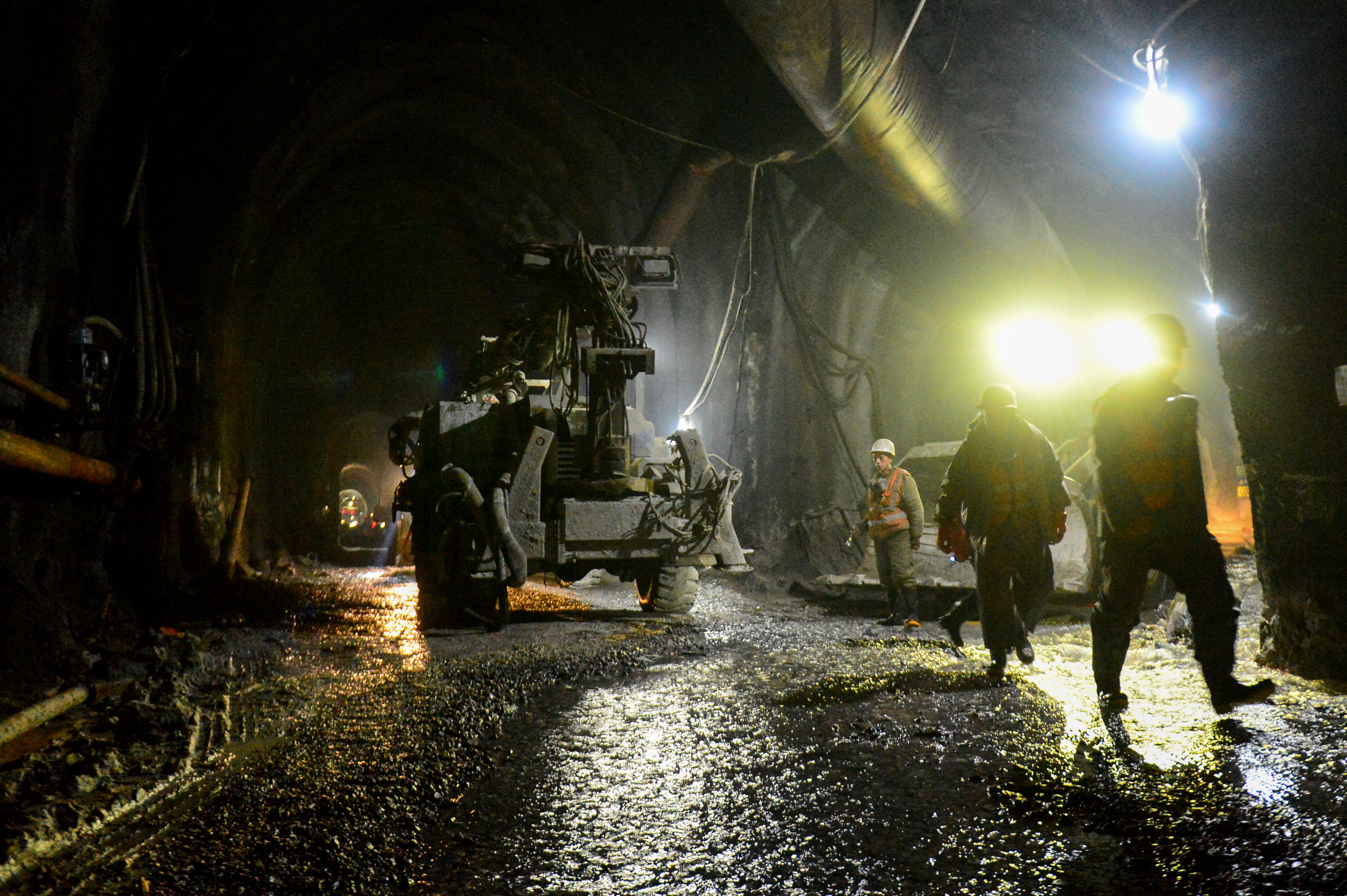 5月15日拍摄的格库铁路新疆段阿尔金山隧道出口(无人机拍摄)