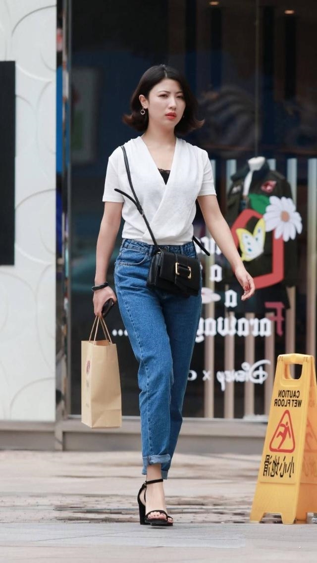 原创路人街拍美女休闲牛仔裤搭配白色短袖看着有肉感又漂亮