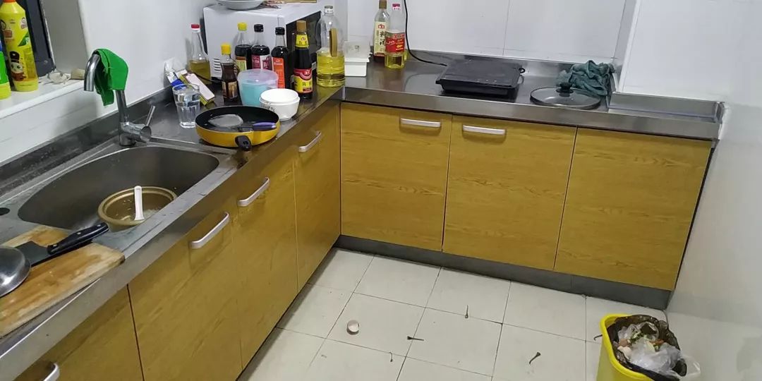 因为小皮还在忘我工作时,朋友竟然发来我家厨房乱糟糟的照片!