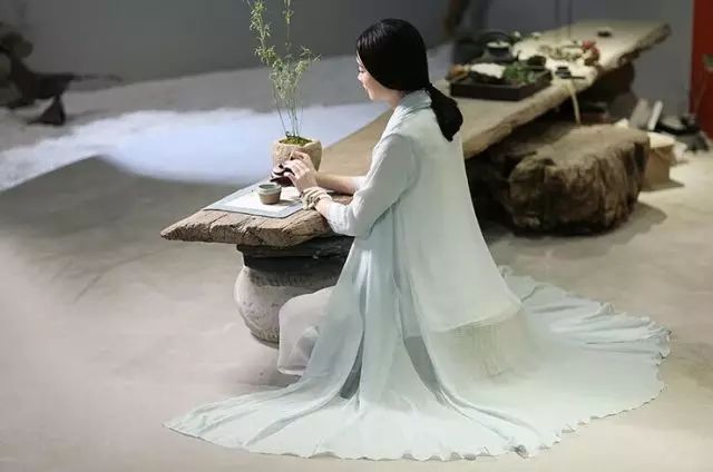 静静的品茶期间,可以感悟生活带来的深层内涵.