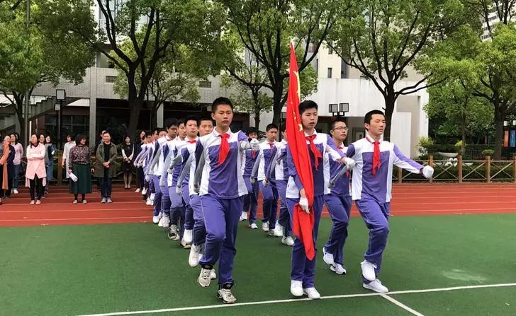 徐教院附中第13周升旗仪式暨校国旗队七八年级队员交接仪式