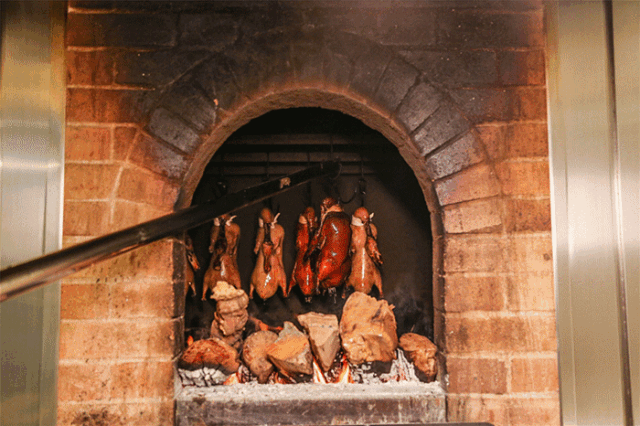 朋友圈吹爆了的烤鸭店,竟然藏着一道价值2亿的糖醋鲤鱼