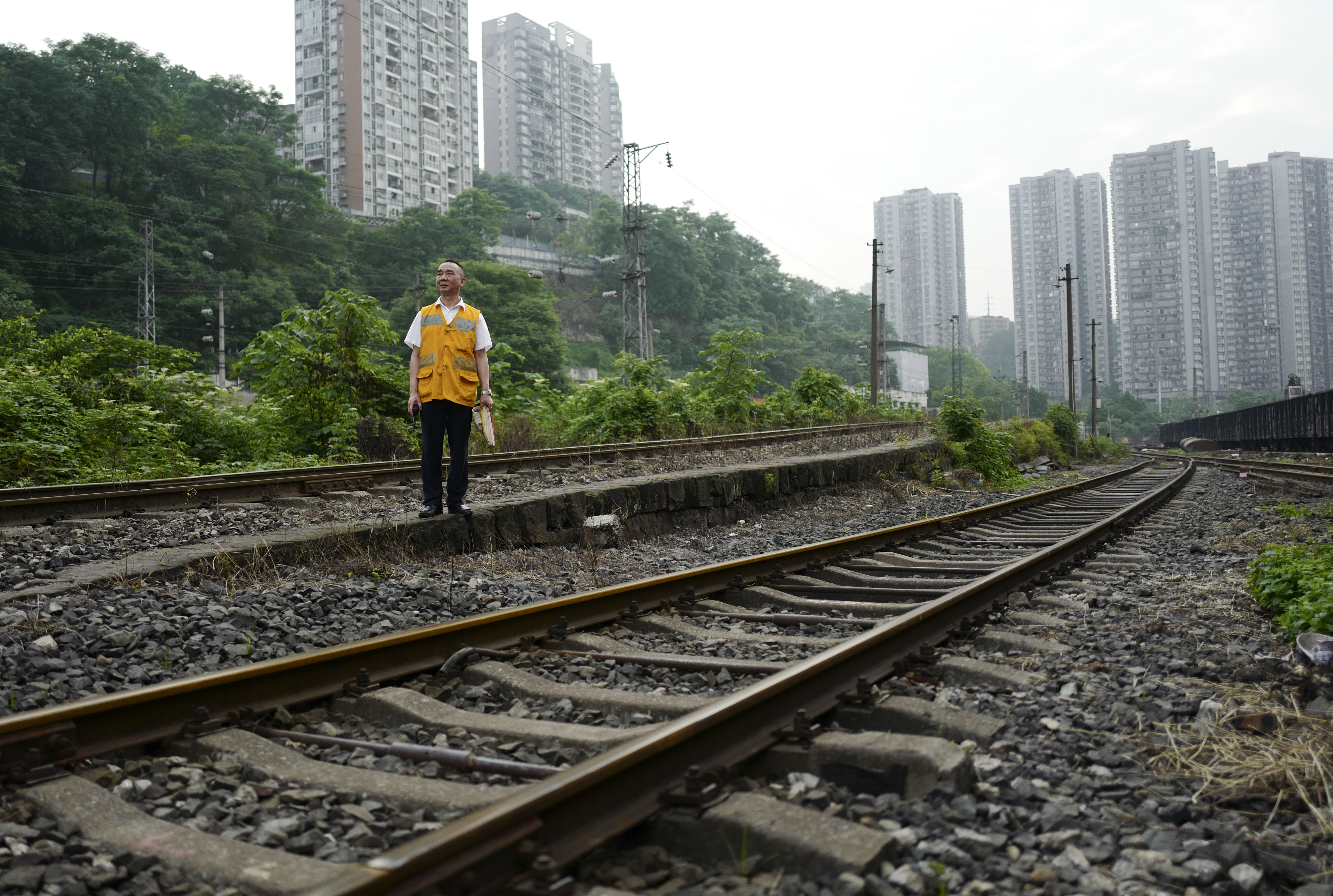 重庆铁路枢纽67岁最老驼峰退役 人工控制驼峰溜放调车成为历史