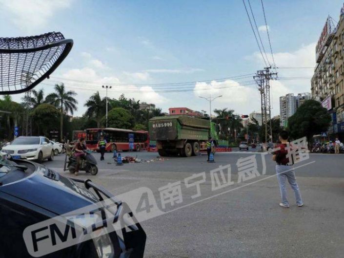 南宁市仙葫大道蓉茉路口发生一起泥头车与电动自行车的交通事故,电动