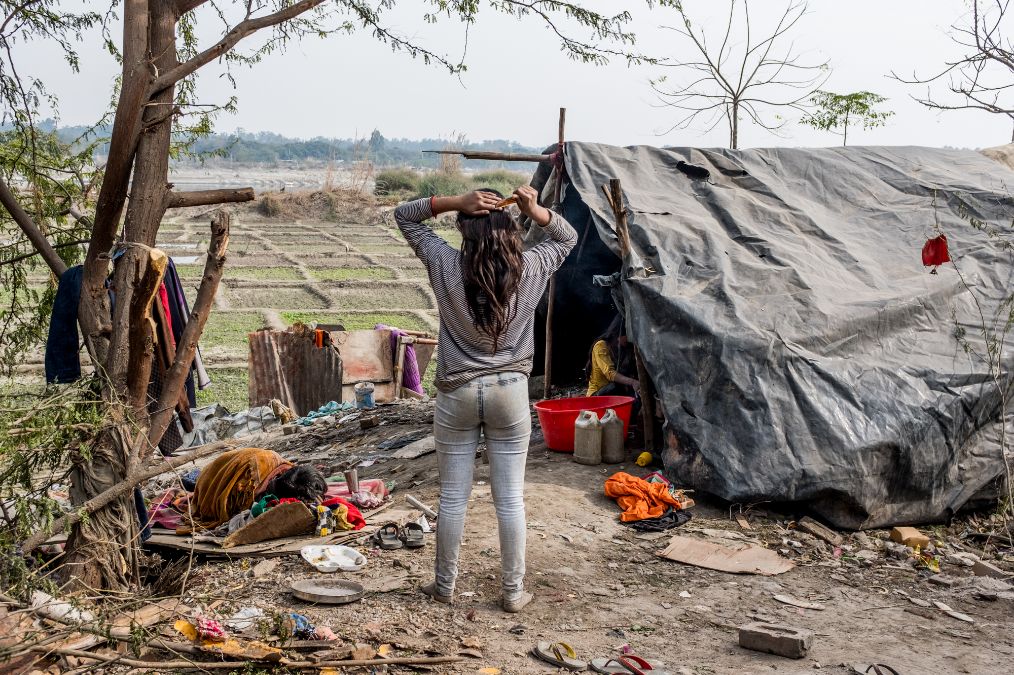 印度首都德里穷人的真实生活木头搭窝棚居住从垃圾堆里捡东西