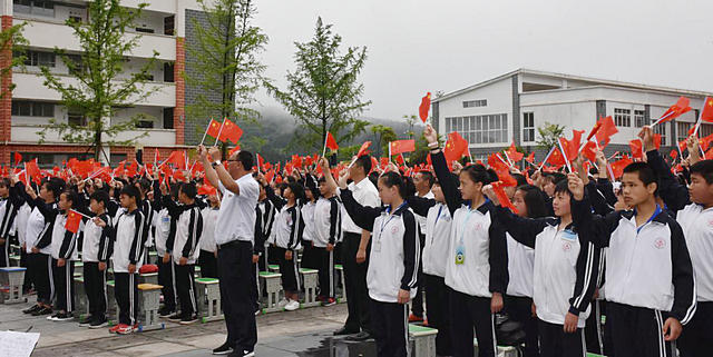贵州麻江县第二中学用大合唱的方式为祖国点赞