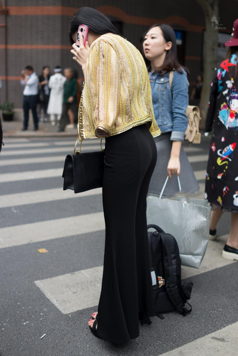 街拍景区惊现女神级大美女喇叭裤丰腴性感