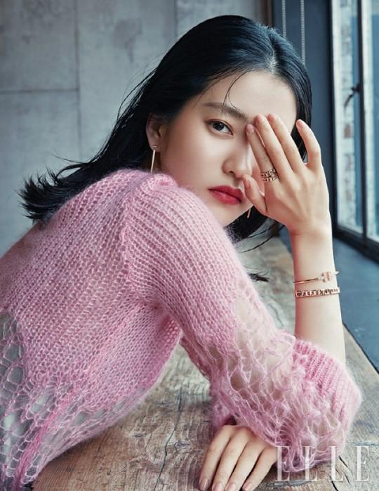 韩国女艺人金泰梨最新杂志封面照曝光