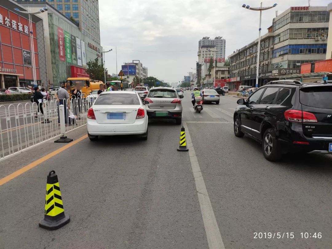 臨沂一女子騎電車被轎車撞飛!交警公佈事發視頻驚魂!