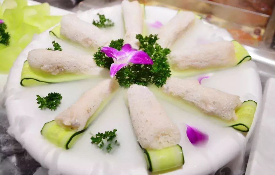 推荐:竹荪虾滑恰到好处的涮煮时间会让鸭肠的口感爽脆,鲜辣爽弹