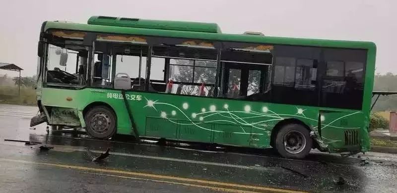 今晨镇江一辆奥迪与公交车相撞现场一片狼藉