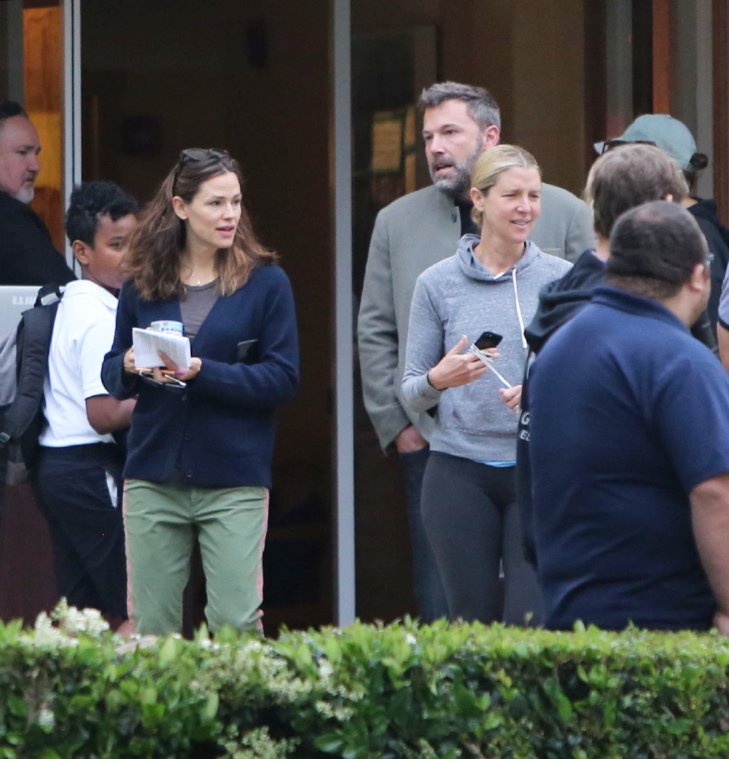 本阿弗莱克和前妻接孩子放学蝙蝠侠大本挽回自己的幸福啦