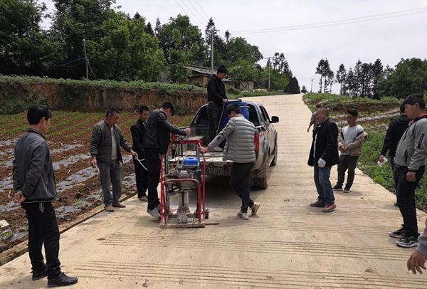 彝良县龙街乡寨子至水塘等三条村组公路顺利通过路基路面检测