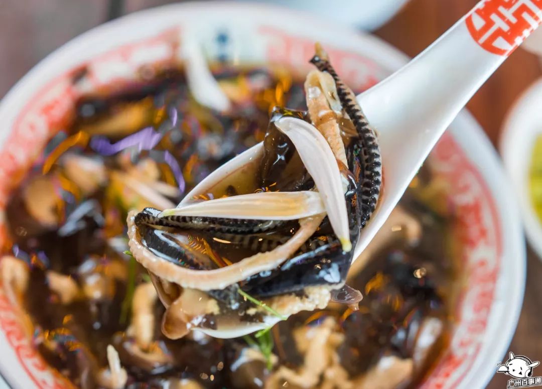 蛇羹餐还搭配腊味糯米饭,卤水时蔬,如此新鲜组合,即便一人食也能吃出