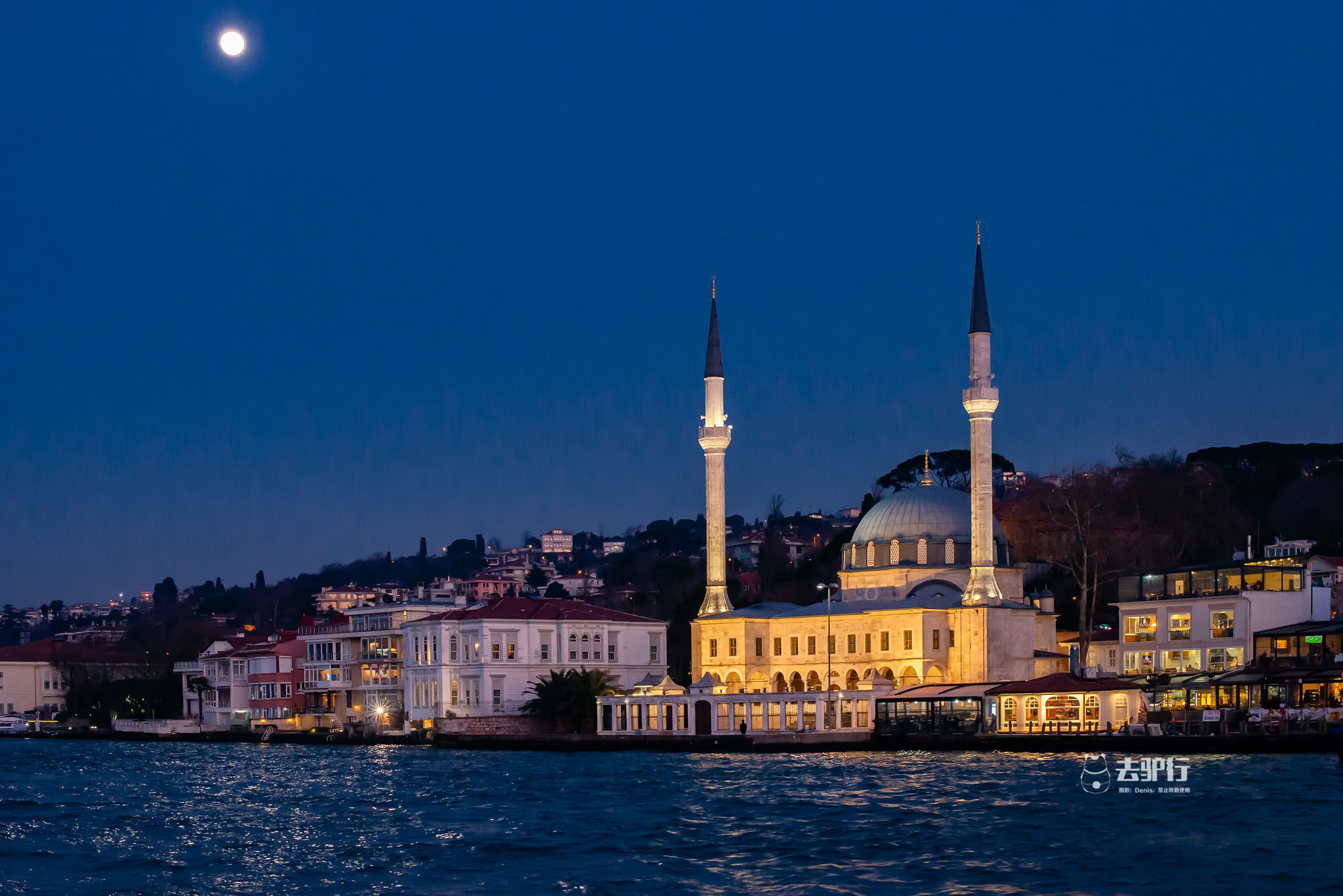 夜景也是伊斯坦布尔一大特色,比起欧洲那些古老的城市,伊斯坦布尔的