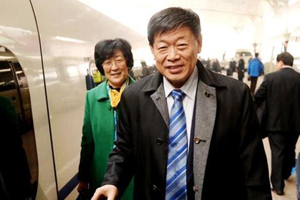 首富住进icu:曾"亏本"200亿为员工建房,自己却用200元的手机_张士平