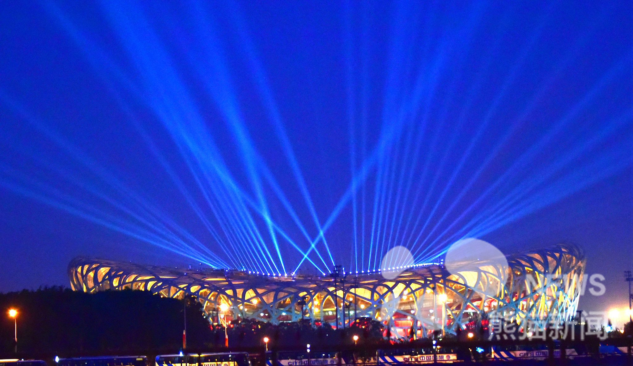 北京:亚洲文明大会嘉年华点亮鸟巢 奥林匹克中心灯光璀璨