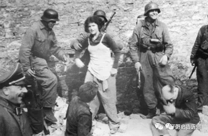1943年华沙犹太人起义:德国纳粹强迫犹太妇女脱衣检查