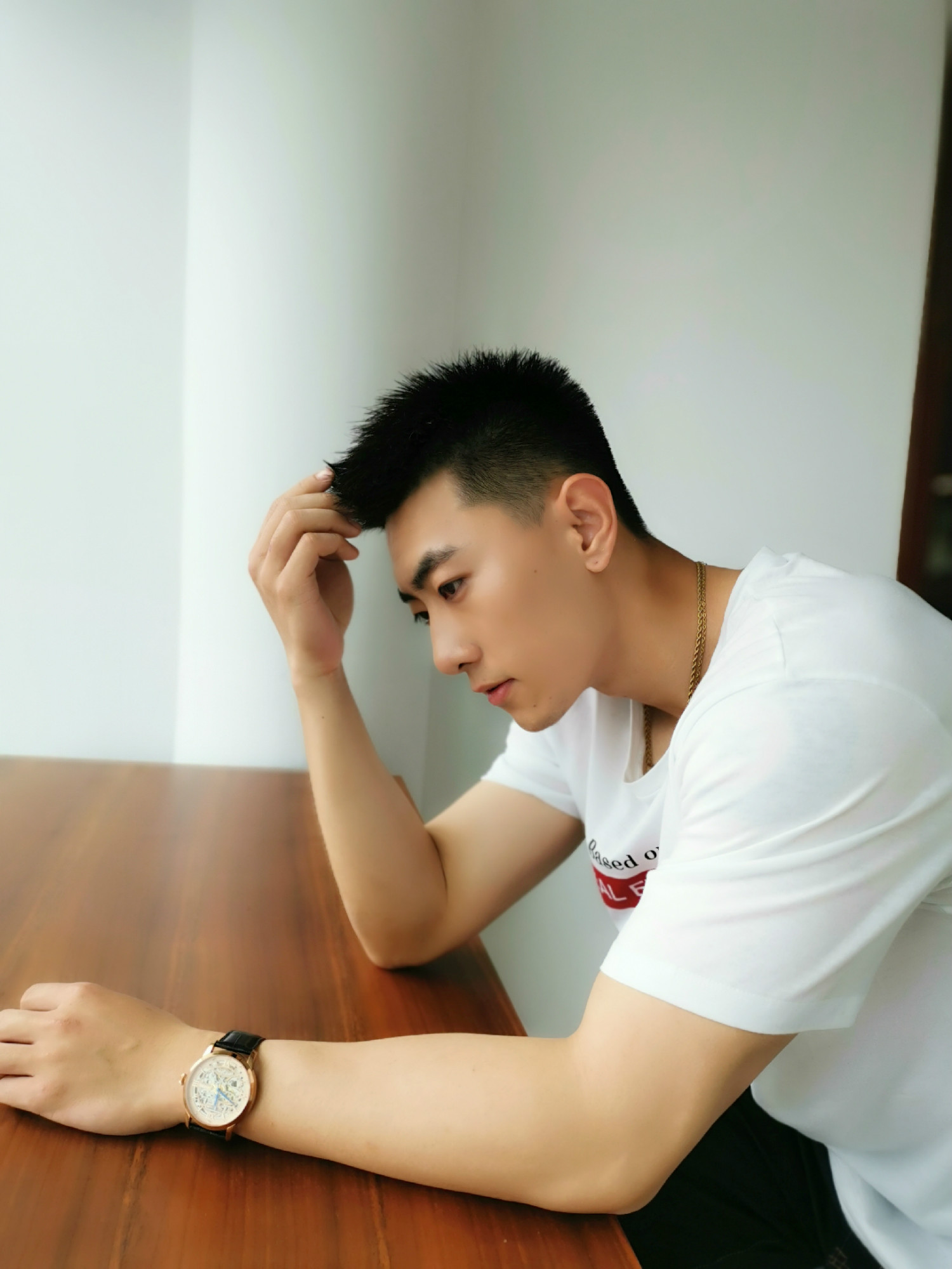 剧中,扈天翼饰演的孟钢,是一个阳光帅气,勤奋认真的