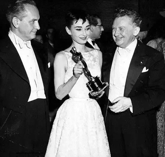 1954年,赫本获得奥斯卡最佳女主角奖赫本和梅厄的婚礼派克参加了她的