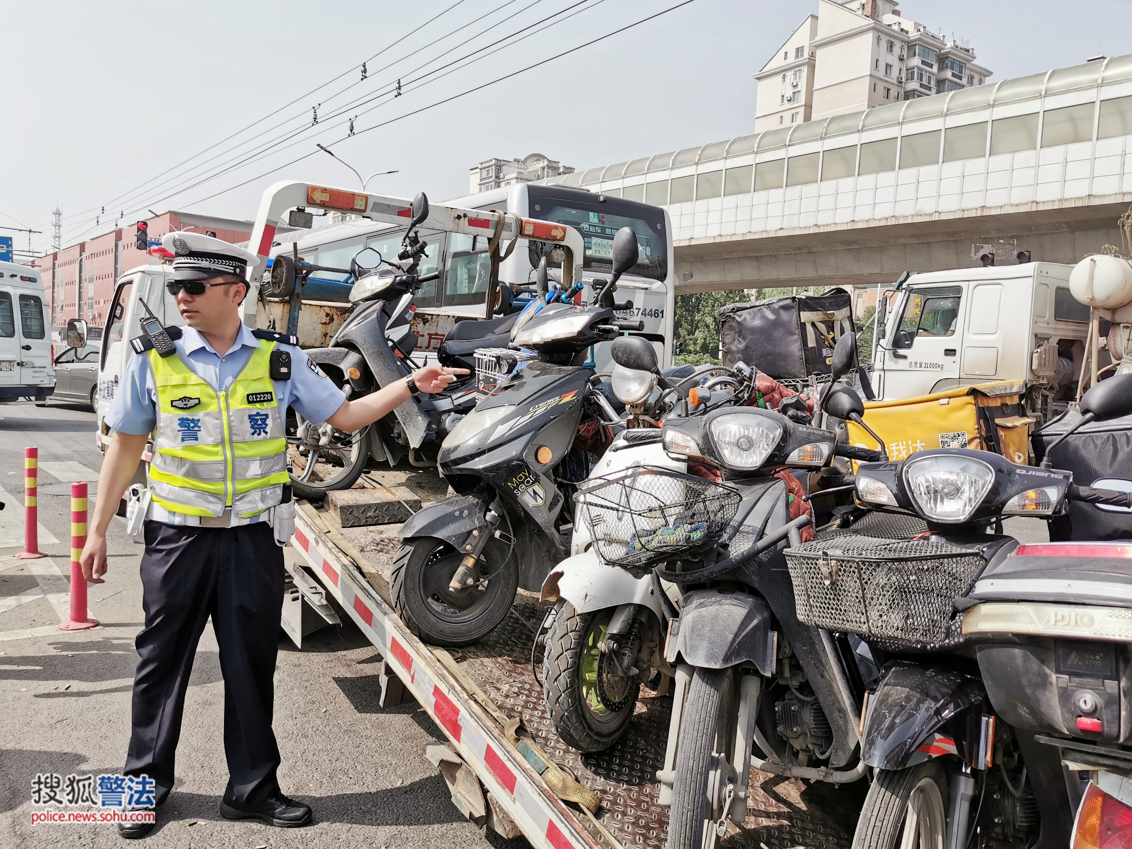 北京交警加大打击电动车摩托车违法行为今早昌平一路口9名摩托车驾驶