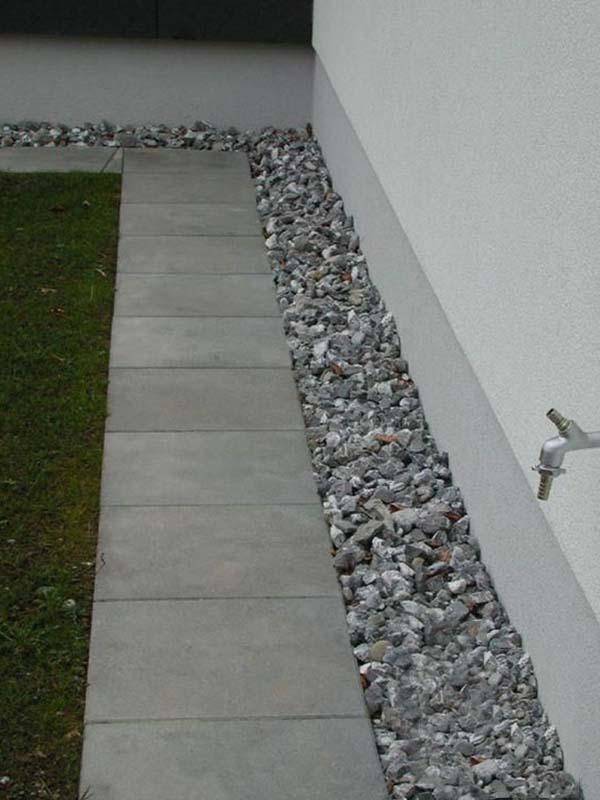 有钱一定要买个自建房墙根铺满石子国内很少人这样装