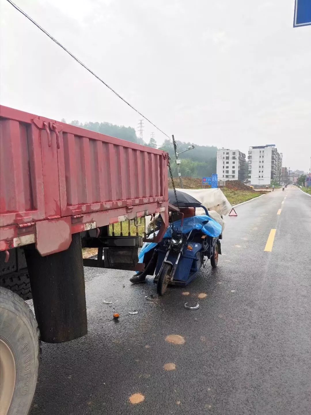 赣州一大货车与电动车相撞!骑车人倒地血流不止!场面