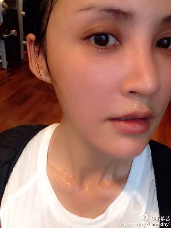 张歆艺又在晒瑜伽头倒立了,明星都对自己这么狠,你还犹豫?