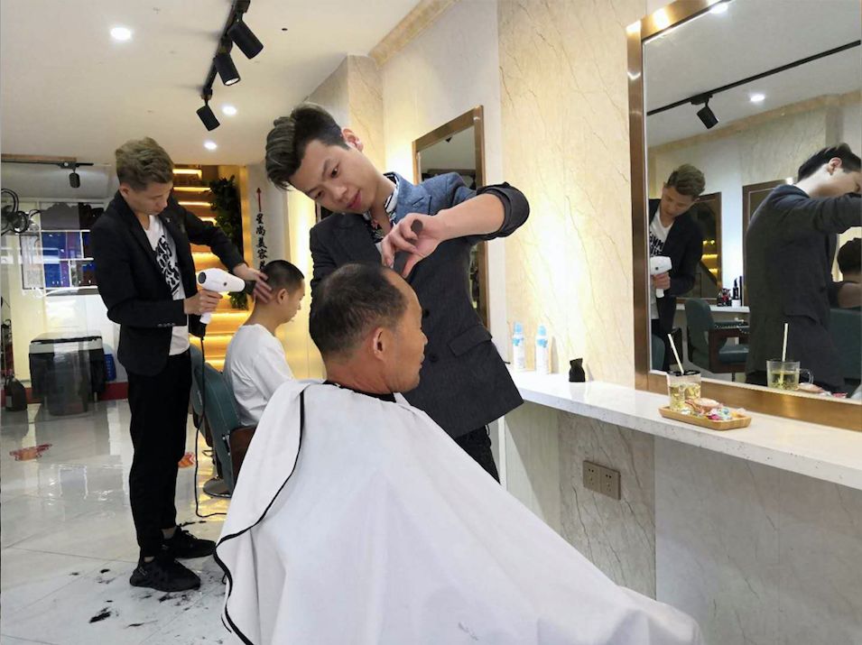 武汉这个理发店免费给65岁以上老人理发老板说钱是赚不完的