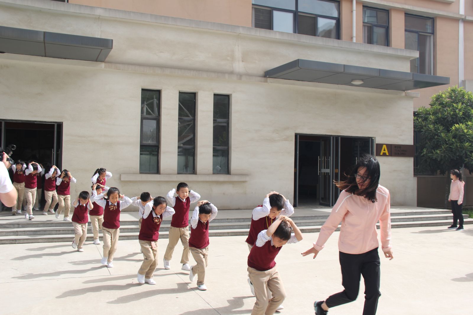 分,随着警报声响起,全市校园地震应急疏散演练在宝鸡高新三小拉开序幕