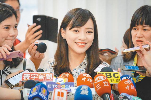 只请局处长回答,昨在议会质询50分钟,高雄市"时代力量"议员黄捷此前