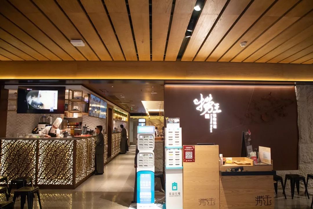 有爱的捞王走出了和海底捞巴奴不一样的路