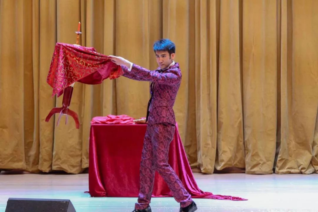 团子在现场向戏法大师致敬