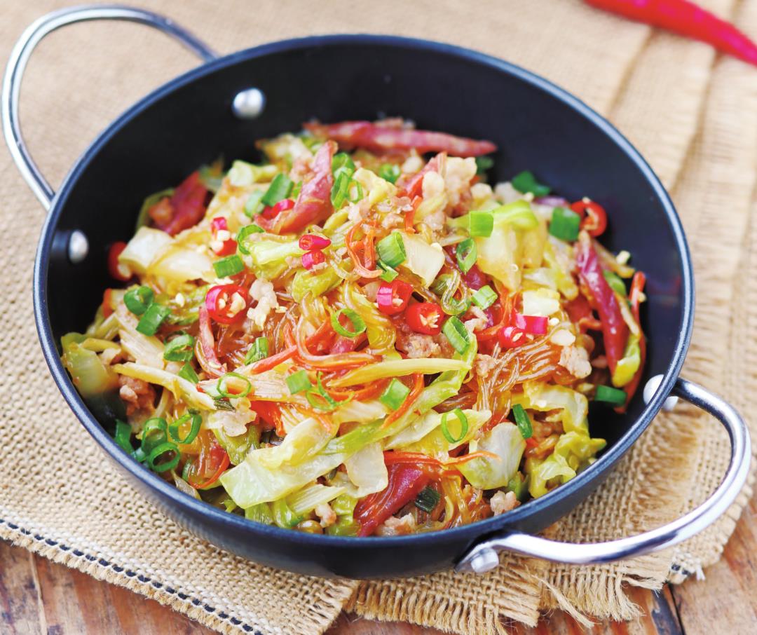 腊肠干锅粉条这样做粉条爽口还不粘锅口感浓郁让你回味无穷