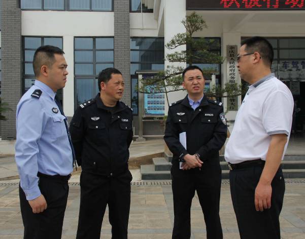 余庆县公安局局长王富华一行到交警大队调研"放管服"改革工作