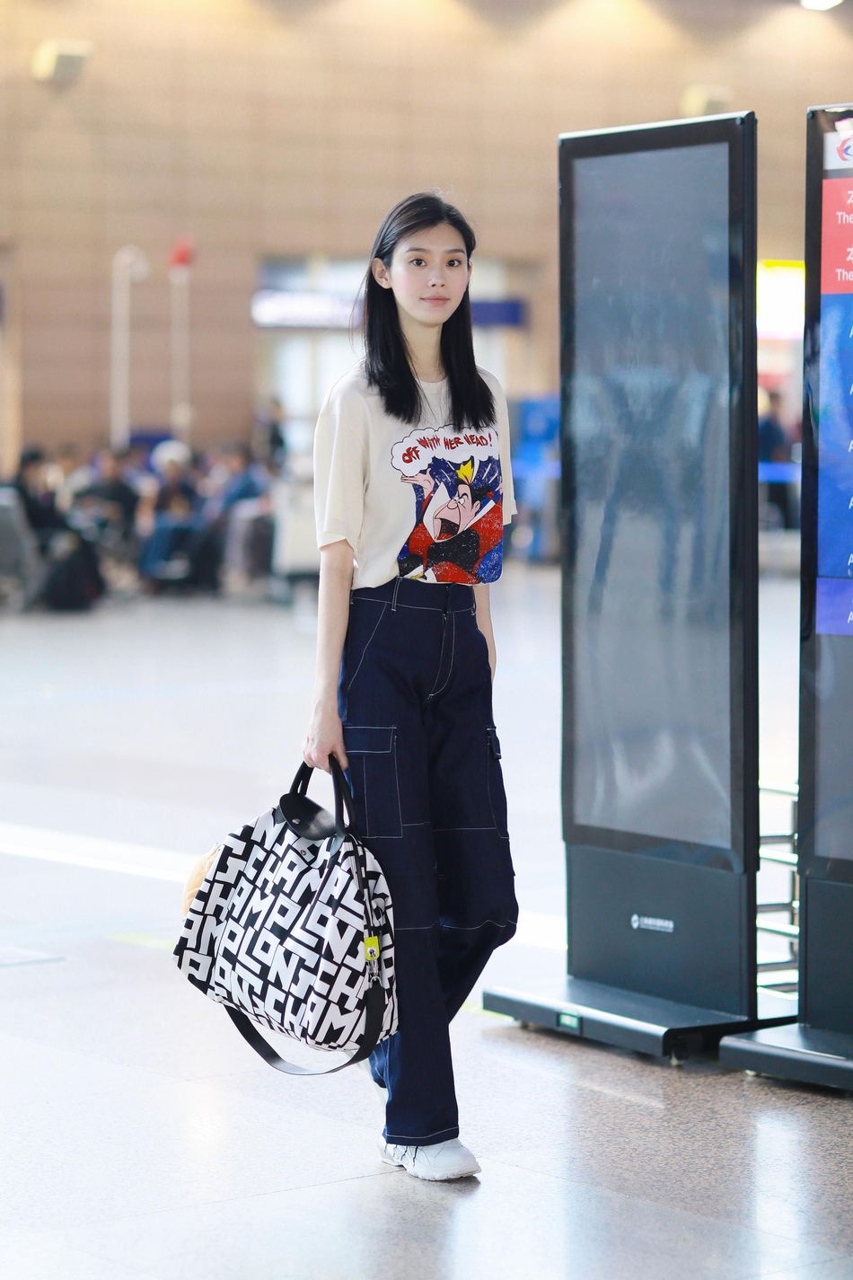 奚梦瑶被求婚后首次现身印花t恤搭配阔脚牛仔裤