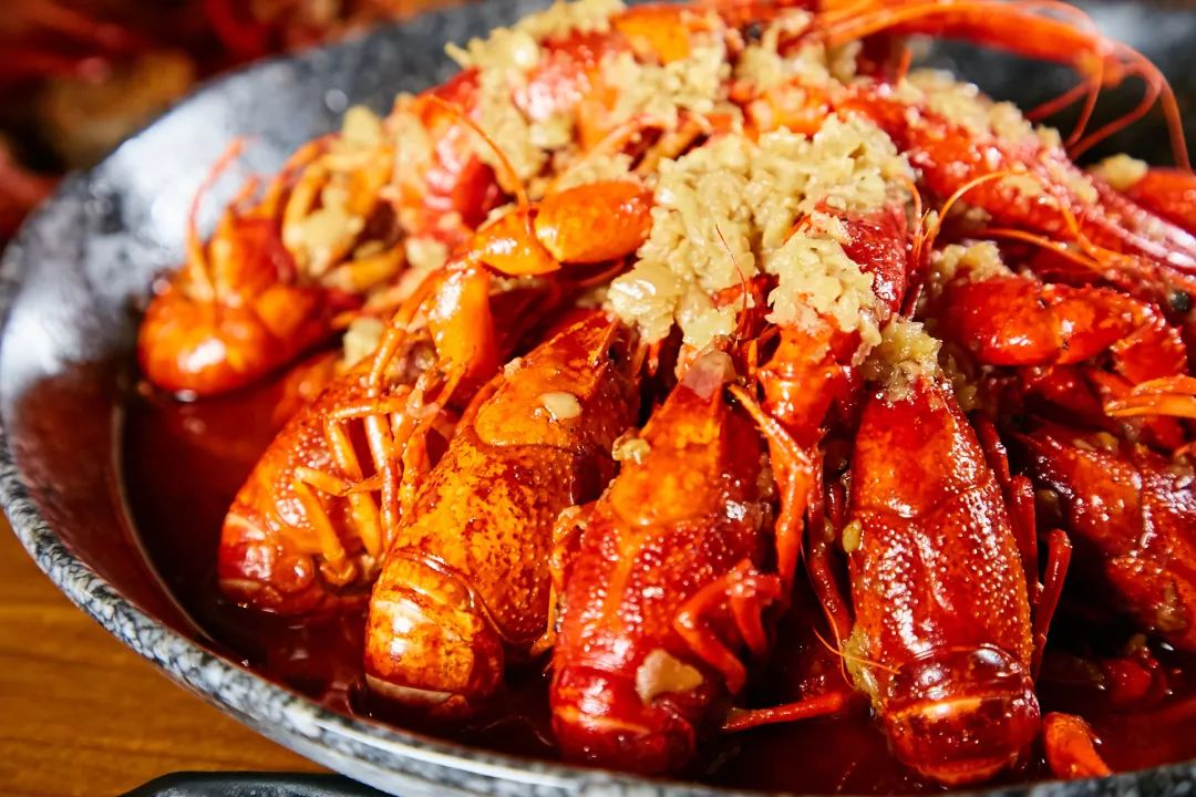 龙虾炒饭哦~ · 广东人的挚爱 · 一份蒜蓉龙虾要用掉 一斤左右的山东