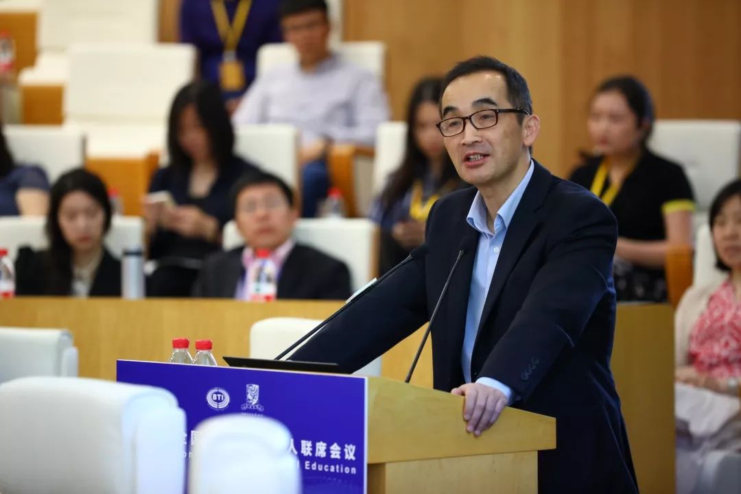 香港中文大学(深圳)副校长罗智泉教授致欢迎辞,介绍了香港中文大学