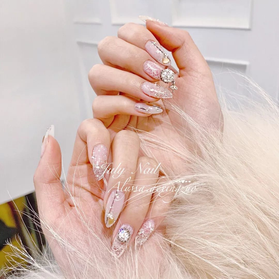 拍婚纱照最合适!_美甲