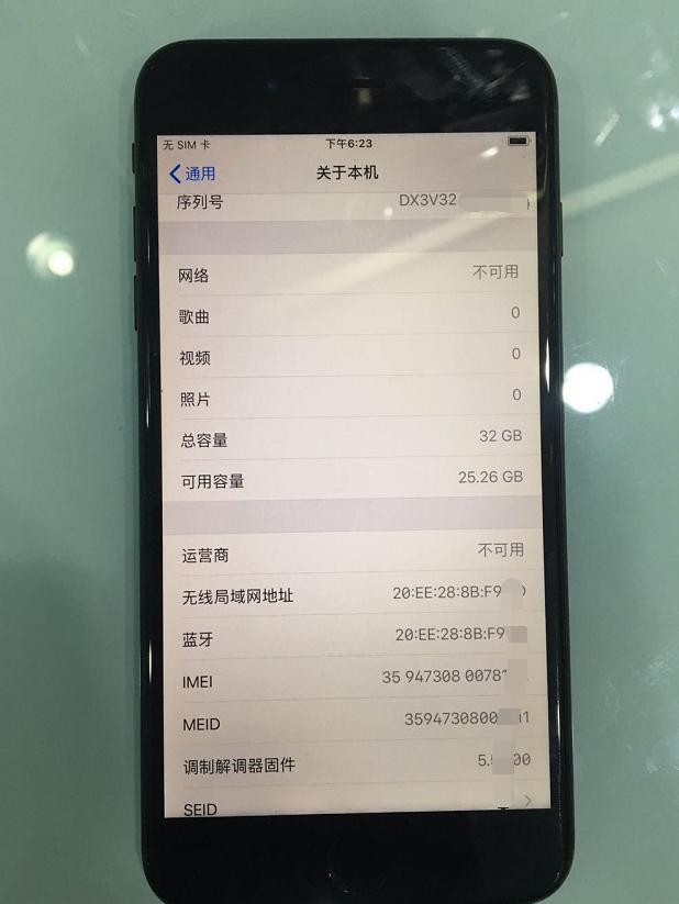 机身顶部有磕碰痕迹,不是很严重.这是边框,没有出现弯曲等问题.