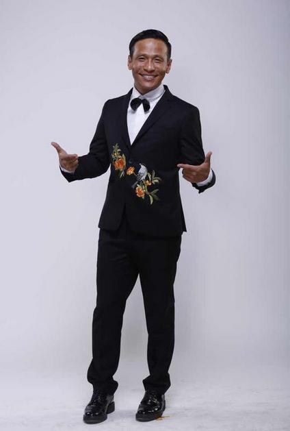 他是洗碗工出身,成名后抛弃结婚7年原配,转头娶粉丝生下龙凤胎_宋小宝