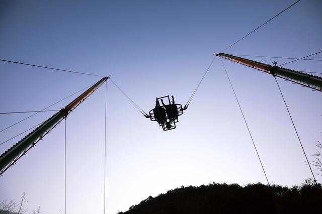 火箭蹦极"主要靠弹力来使载着人的环球在极短的时间里到达至高点,整个